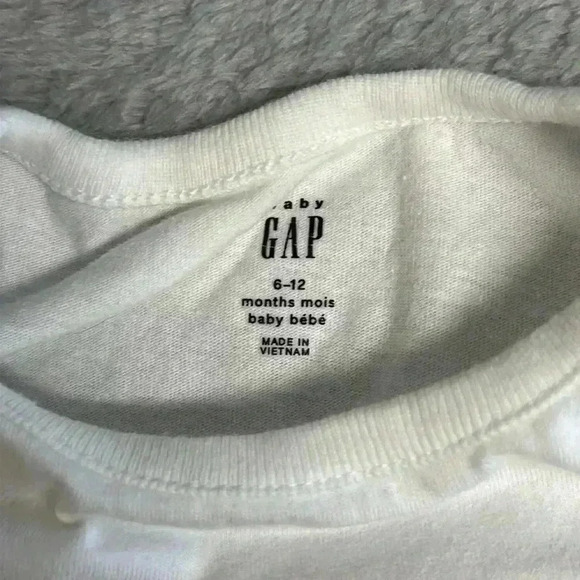 Baby GAP - 2 piece outfit. Onesie and cargo  style pants - Picture 3 of 8